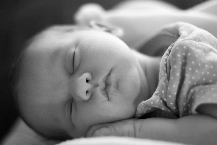 Imagem de um bebê dormindo - Tranquilidade após o registro e obtenção da Certidão de Nascimento